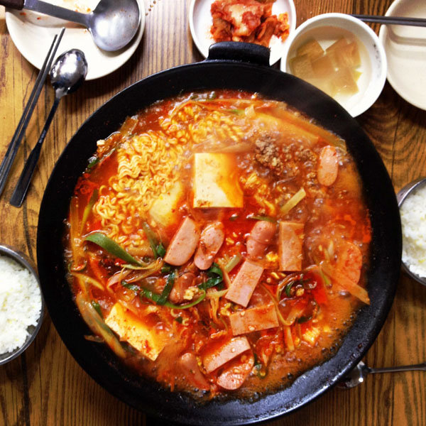 The Story of Budaejjigae, Korea’s “Army Base Stew” (ë¶€ëŒ€ì°Œê°œ)